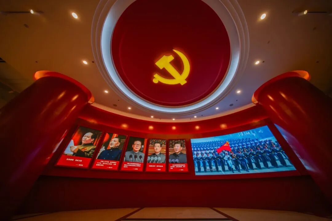 中国人民革命军事博物馆馆内穹顶厅,正中为党徽